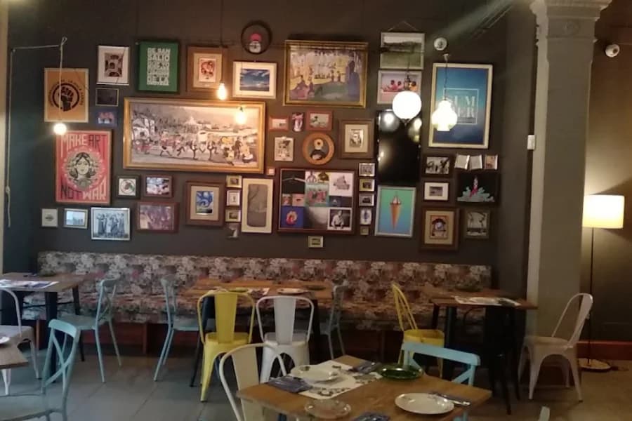 Restaurante Dios los cria... y el viento los amontona