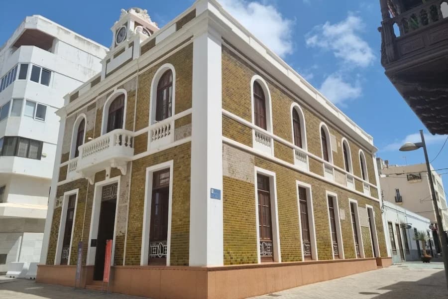 La Casa Amarilla