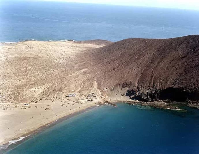 Playa de Montaña Roja
