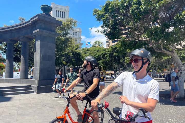 Recorrido histórico guiado en bicicleta con opción de bicicleta eléctrica en Tenerife